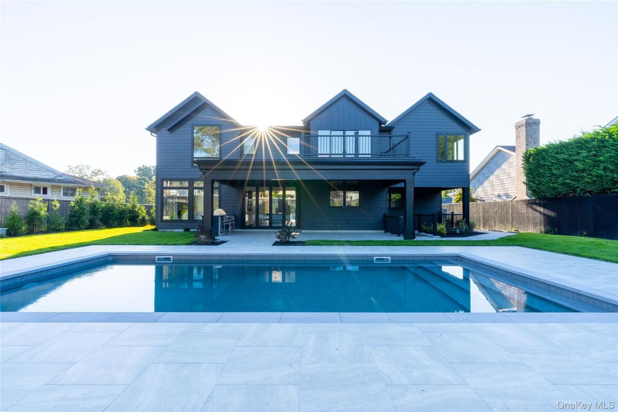 Exterior, Facade, Pool, Queen Anne Victorian