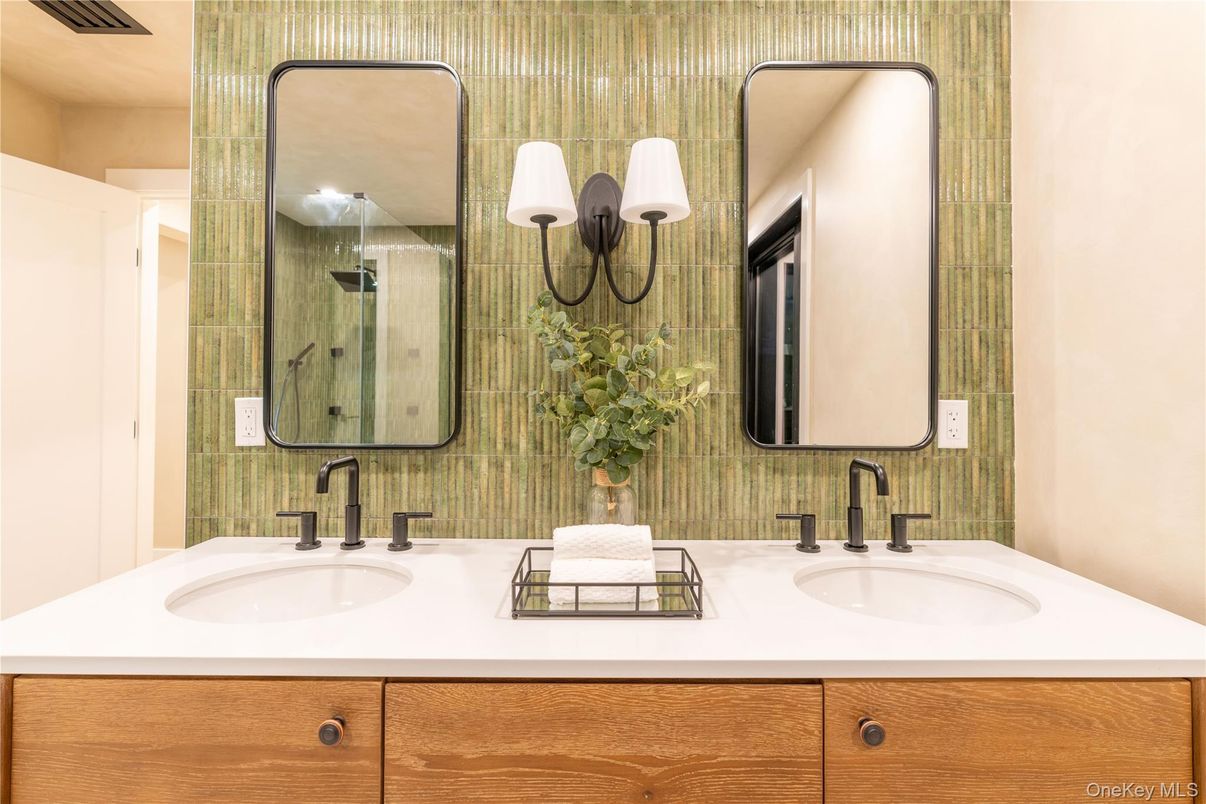 Bathroom, Dual Sink Vanities, Interior