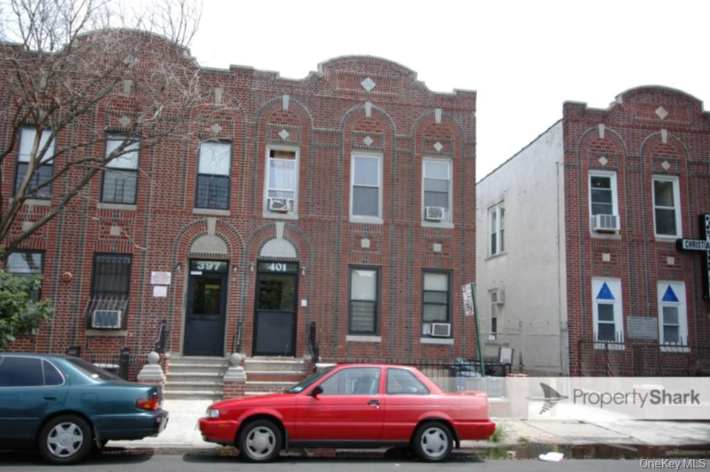 Exterior, Facade, Brick Facade, Rowhouse
