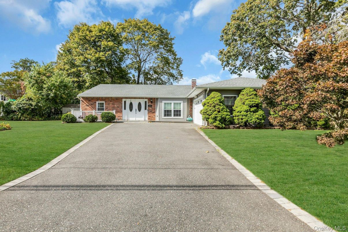 Exterior, Facade, Brick Facade, Ranch