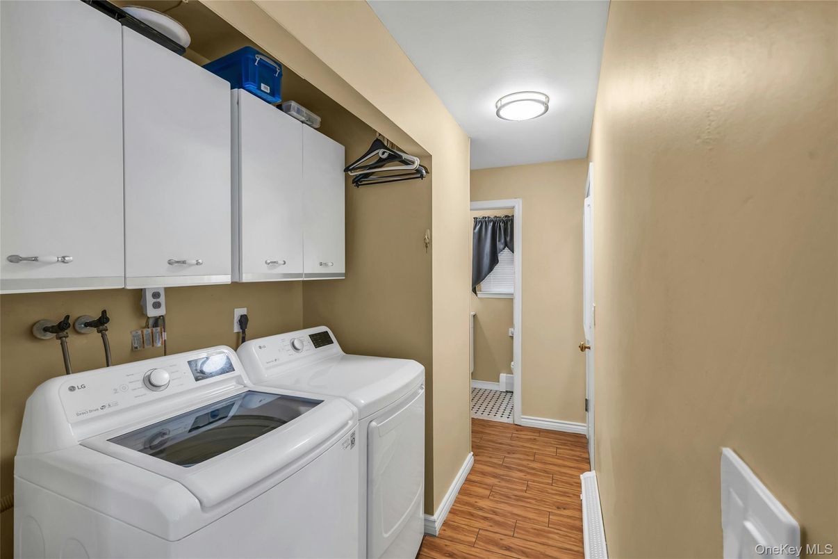 Interior, Utility Closets, Washer, Wood Texture Flooring