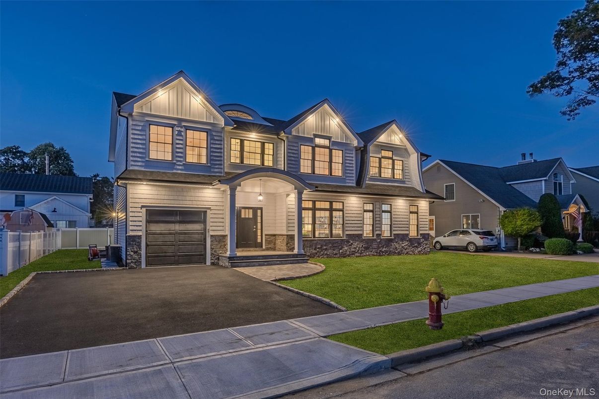 Attached, Exterior, Facade, Farmhouse