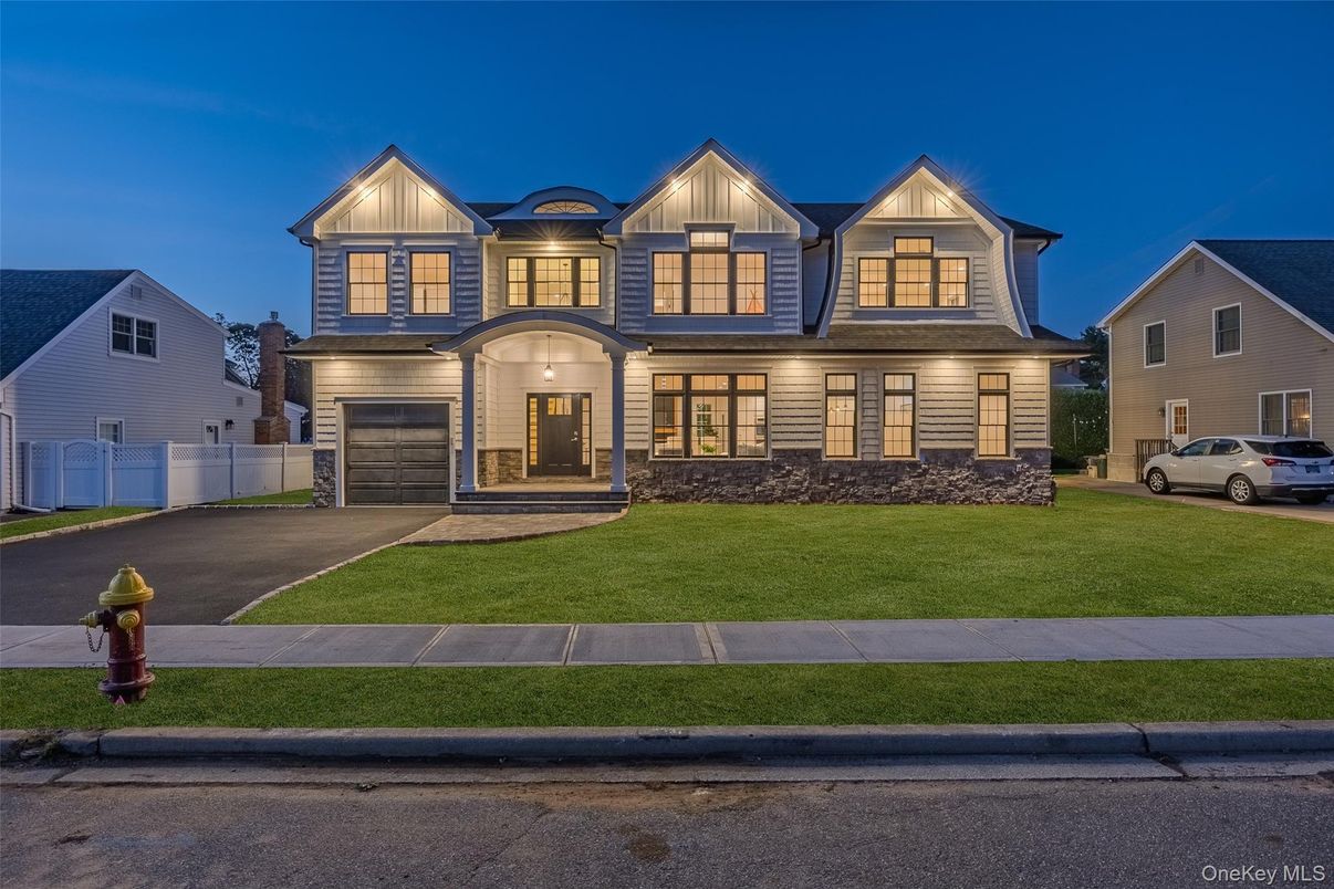 Attached, Exterior, Facade, Queen Anne Victorian