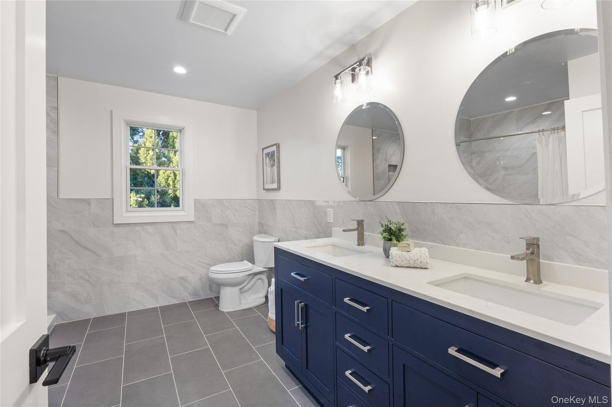 Bathroom, Dual Sink Vanities, Interior, Recessed Lighting