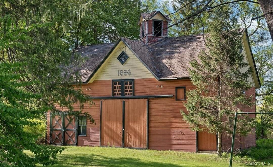 Exterior, Facade, Log Home