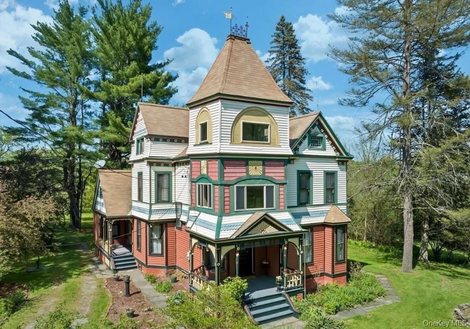 Backyard, Exterior, Facade, Queen Anne Victorian