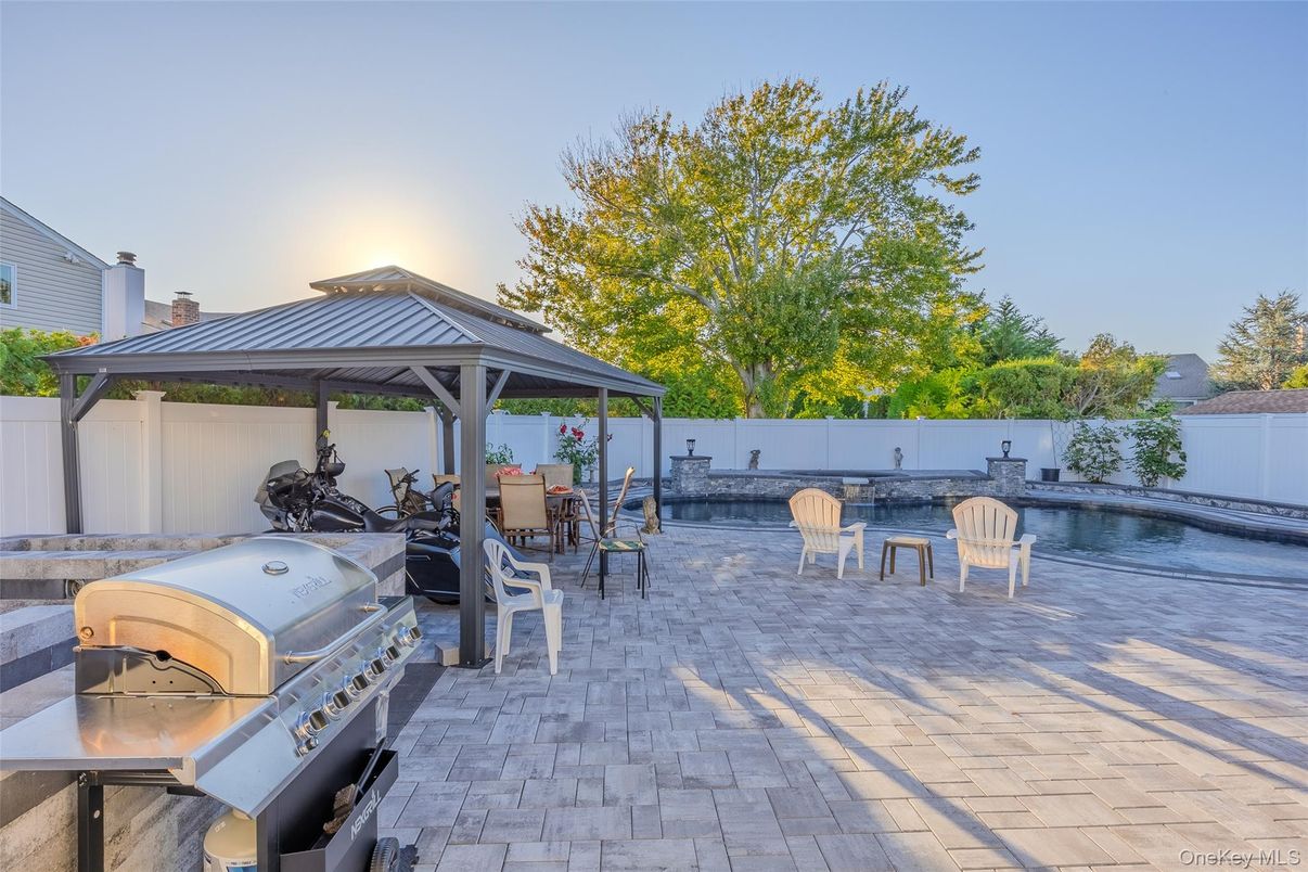 Exterior, Outdoor Kitchen, Pool