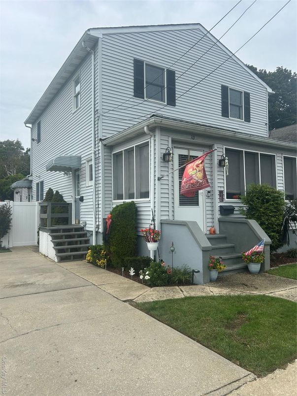 Exterior, Facade, American Foursquare