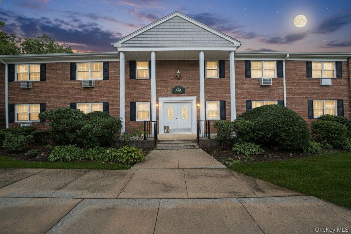 Exterior, Facade, Brick Facade, Georgian