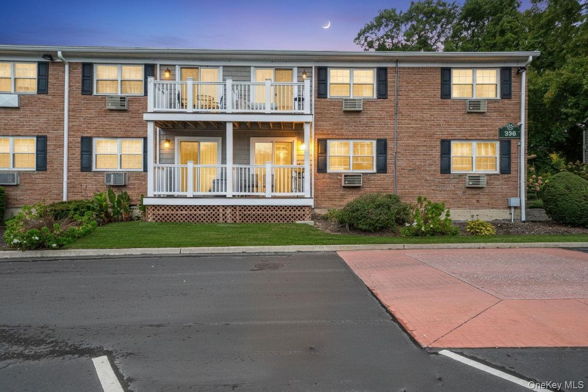 Exterior, Facade, Brick Facade, Rowhouse