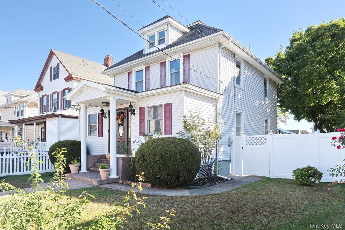 Exterior, Facade, American Foursquare