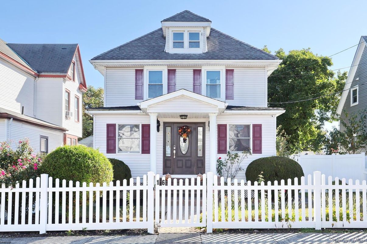 Exterior, Facade, American Foursquare