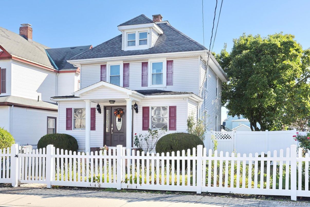 Exterior, Facade, Queen Anne Victorian
