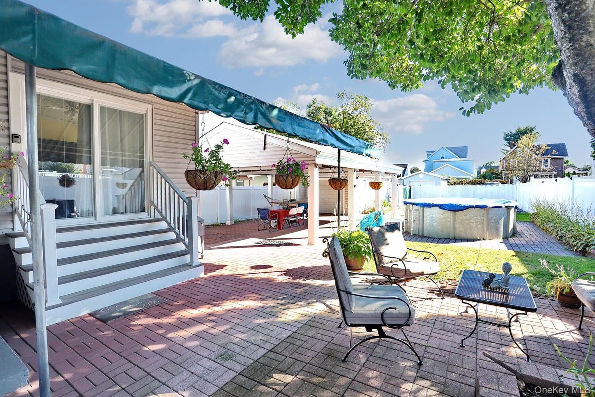 Exterior, Playground, Pool