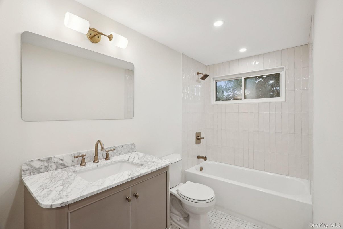 Bathroom, Interior, Recessed Lighting