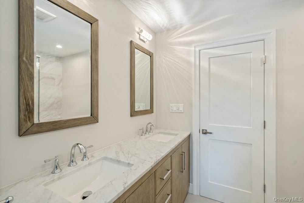 Bathroom, Dual Sink Vanities, Interior, Recessed Lighting