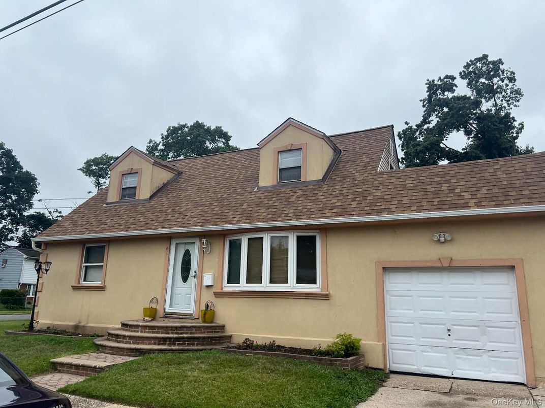 Attached, Exterior, Facade, Cape Cod
