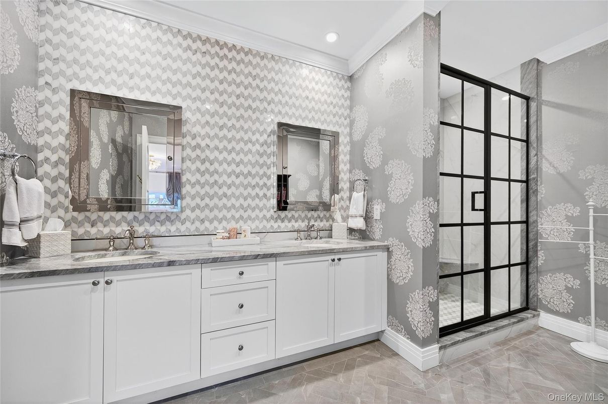 Bathroom, Dual Sink Vanities, Interior, Recessed Lighting