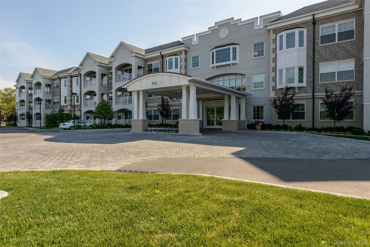 Exterior, Facade, French Provincial