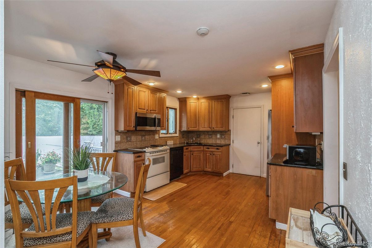Dining room, Interior, Kitchen, Recessed Lighting, Wood Texture Flooring