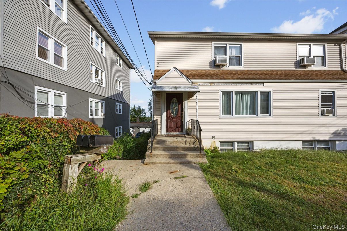 Exterior, Facade, American Foursquare