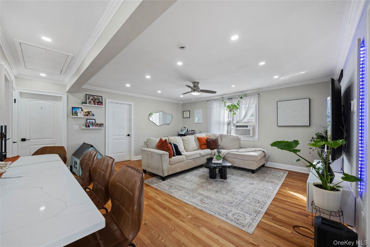 Interior, Living room, Recessed Lighting, Wood Texture Flooring