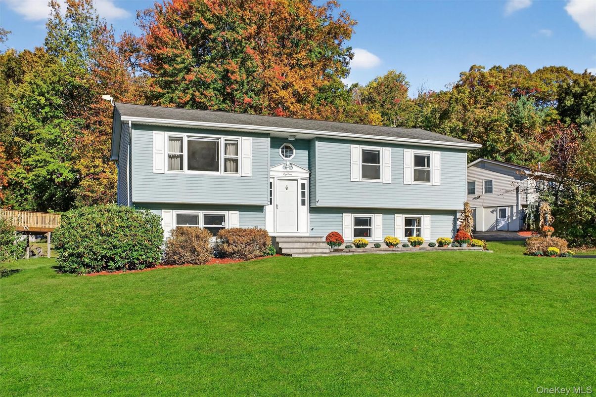 Exterior, Facade, Raised Ranch