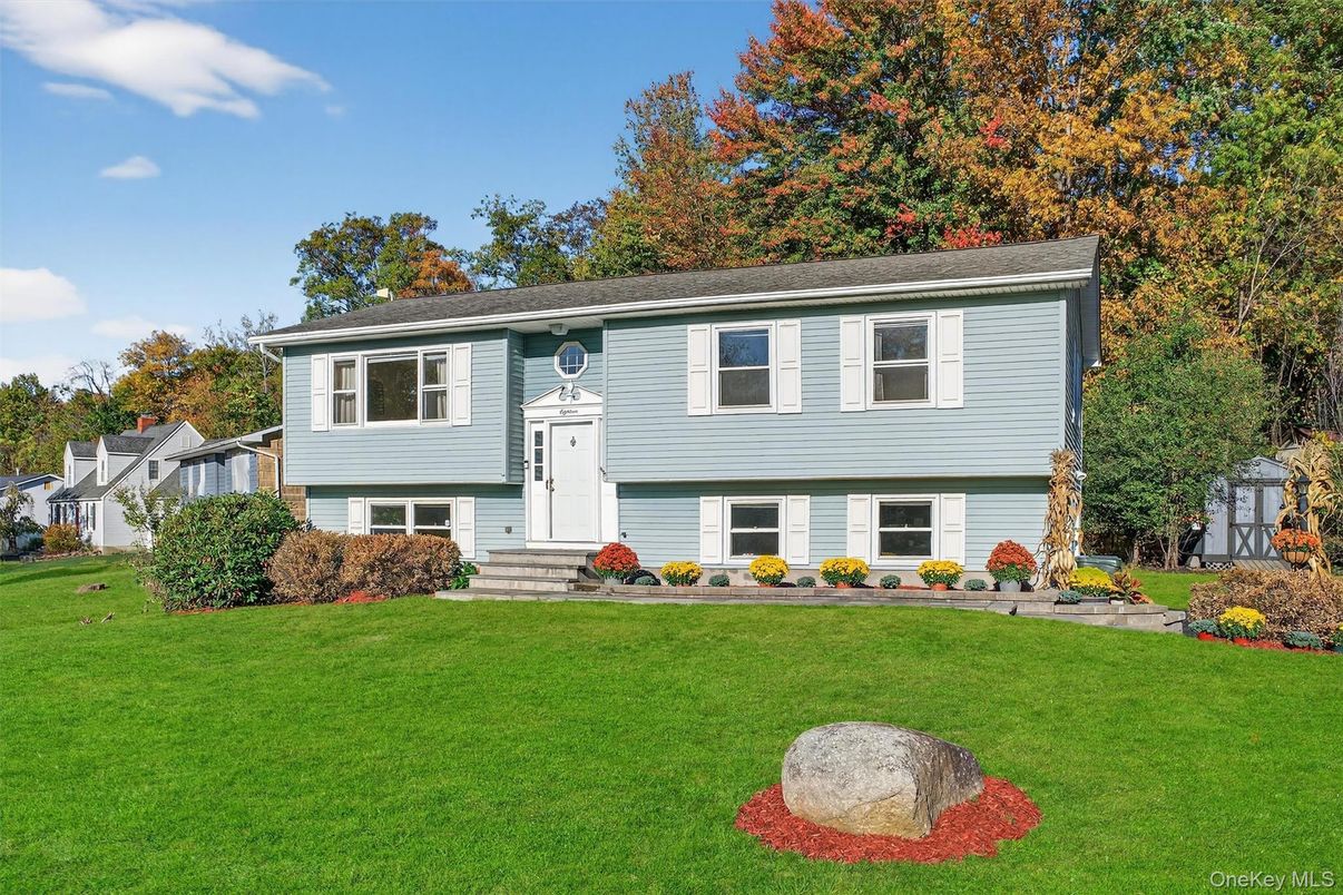 Exterior, Facade, Raised Ranch