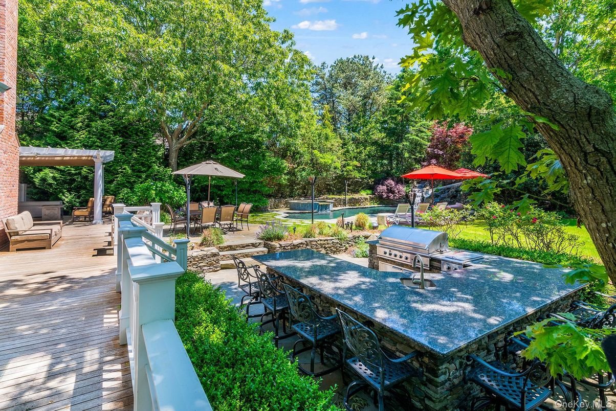 Exterior, Outdoor Kitchen, Pool