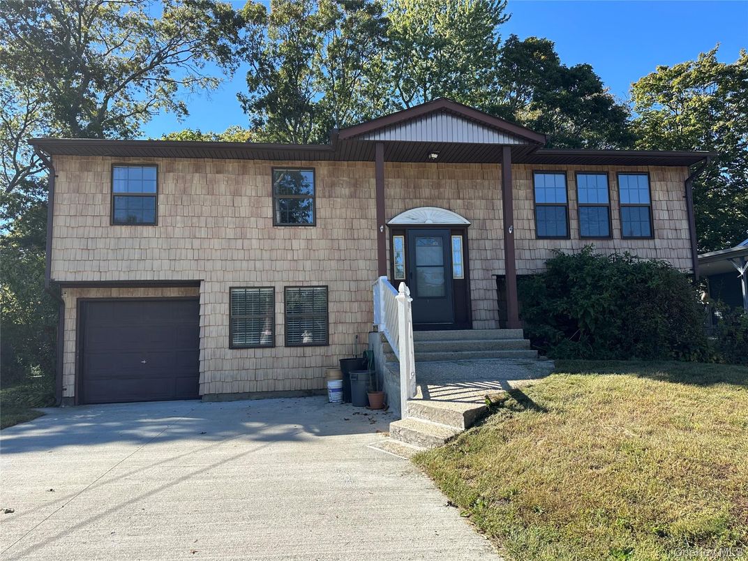 Attached, Exterior, Facade, Split Level