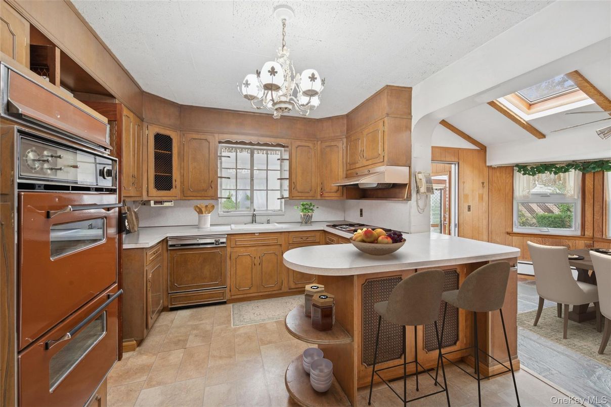 Chandelier, Dining room, Interior, Kitchen, Stainless Steel Appliances