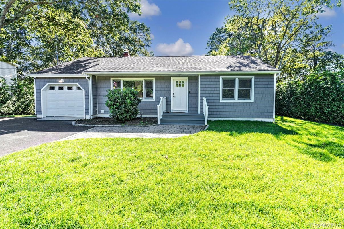 Attached, Exterior, Facade, Cape Cod