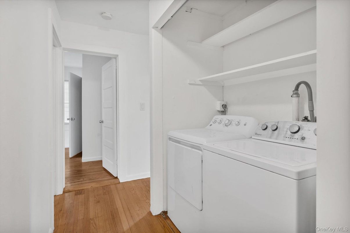 Interior, Utility Closets, Washer, Wood Texture Flooring