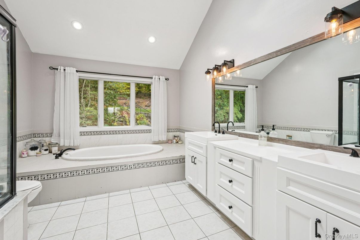 Bathroom, Dual Sink Vanities, Interior, Recessed Lighting