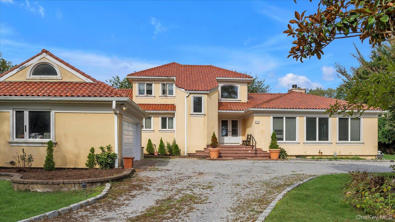 Attached, Exterior, Facade, Mediterranean