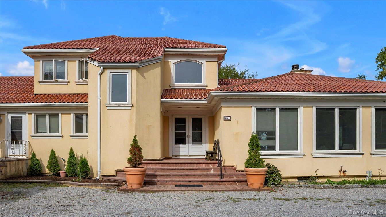 Exterior, Facade, Mediterranean