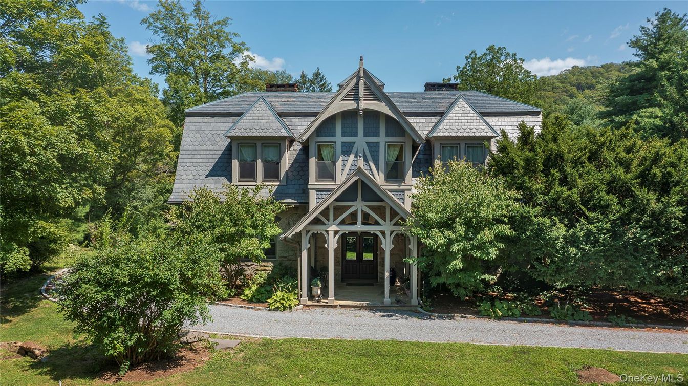 Exterior, Facade, Queen Anne Victorian