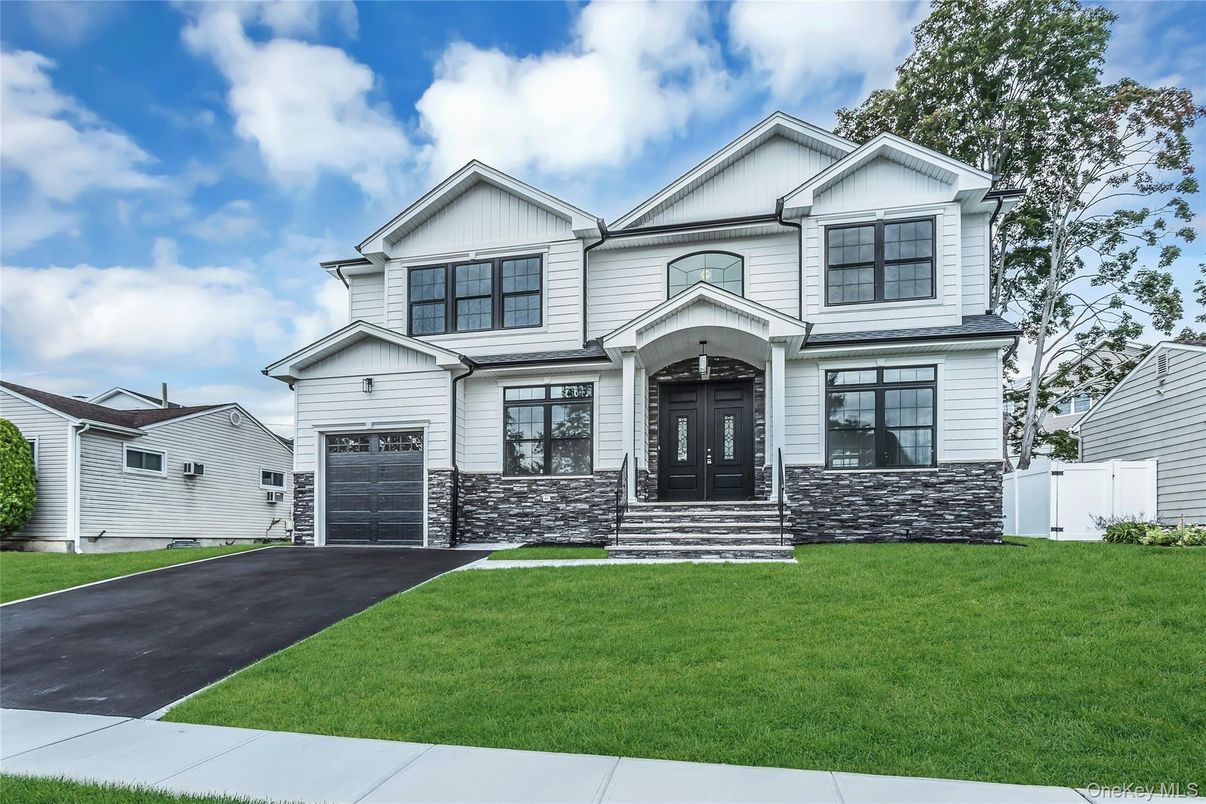 Attached, Exterior, Facade, Farmhouse