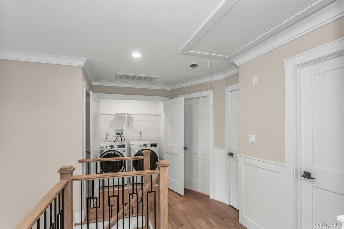 Interior, Recessed Lighting, Washer, Wood Texture Flooring