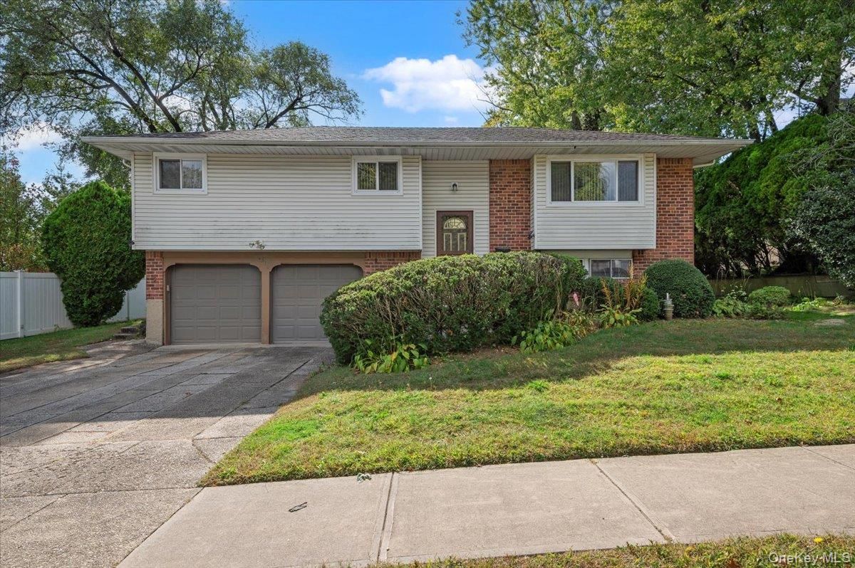 Attached, Exterior, Facade, Brick Facade, Raised Ranch