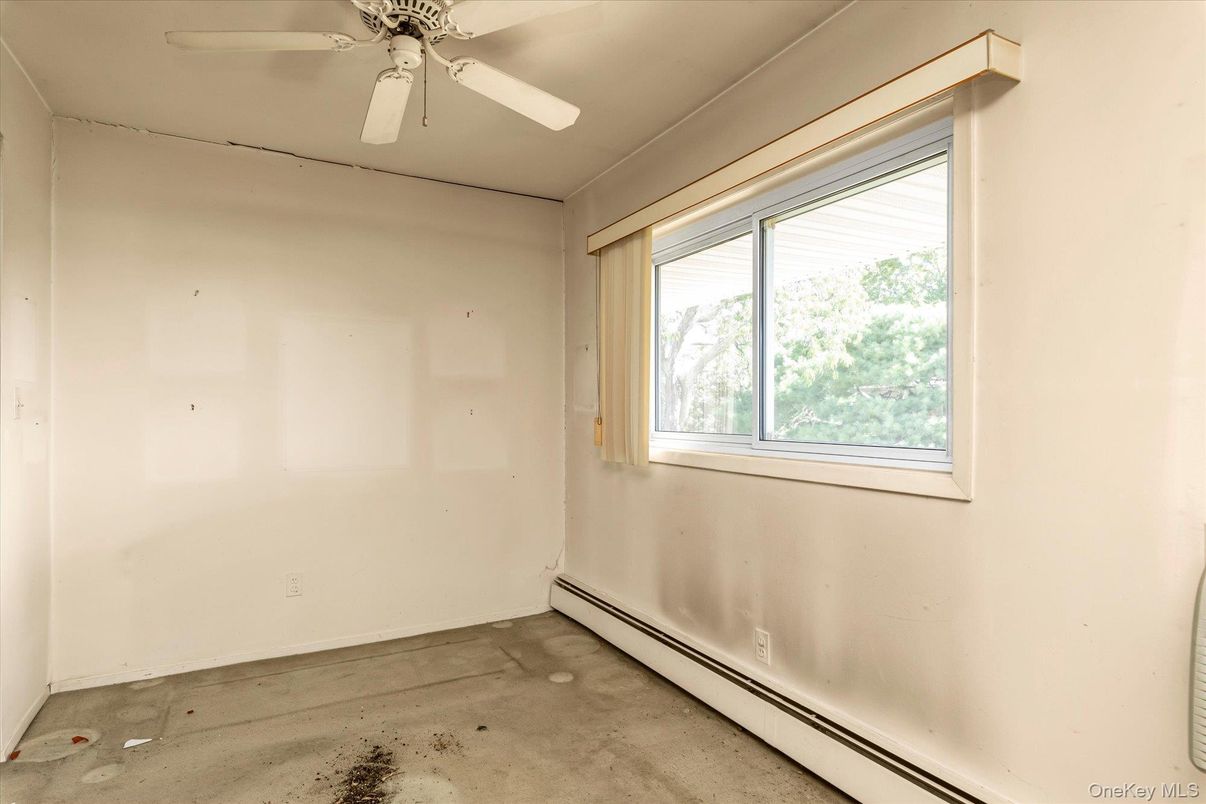Empty room, Interior