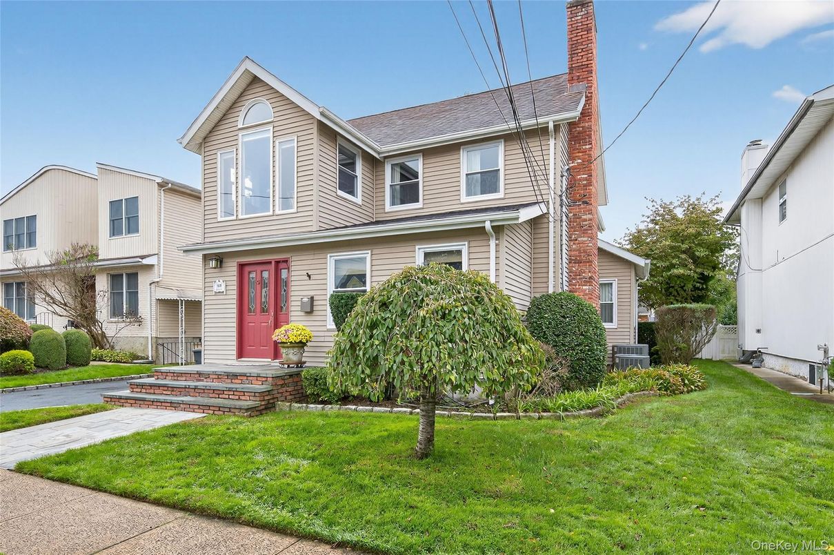Exterior, Facade, Queen Anne Victorian