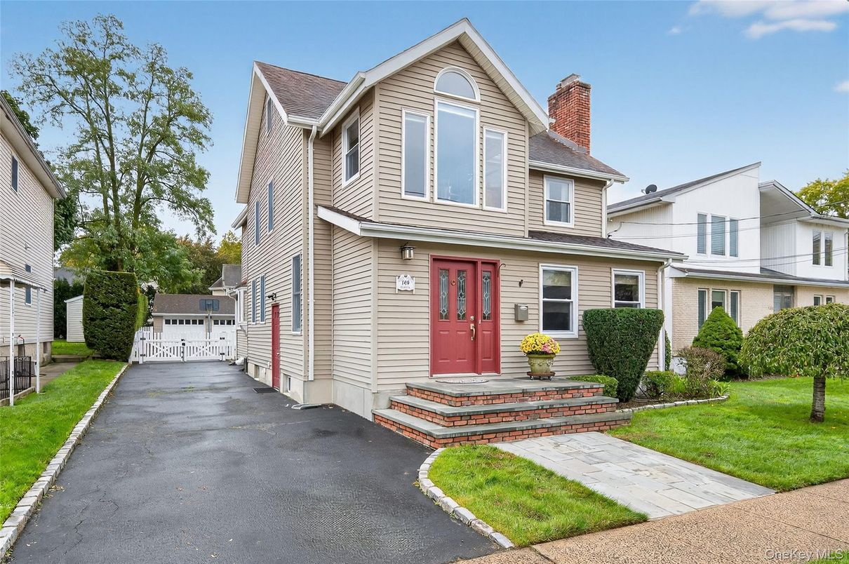 Exterior, Facade, Queen Anne Victorian