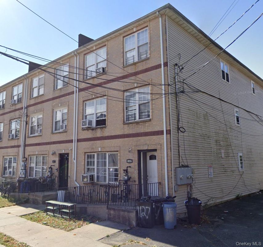 Exterior, Facade, Brick Facade, Rowhouse