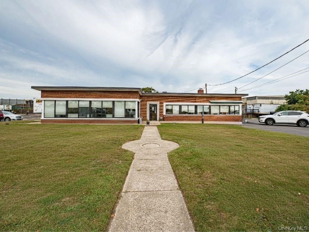 Backyard, Exterior, Facade, Ranch