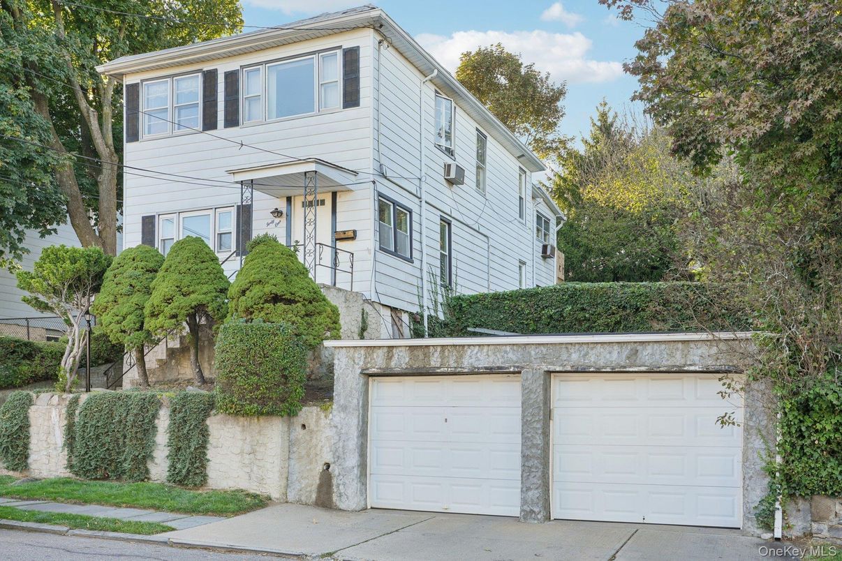 Attached, Exterior, Facade, Farmhouse