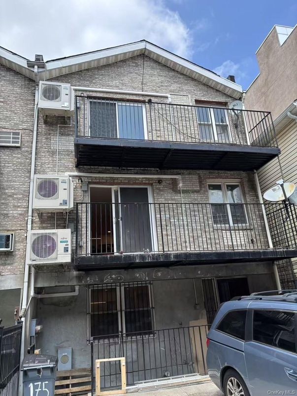 Exterior, Facade, Rowhouse