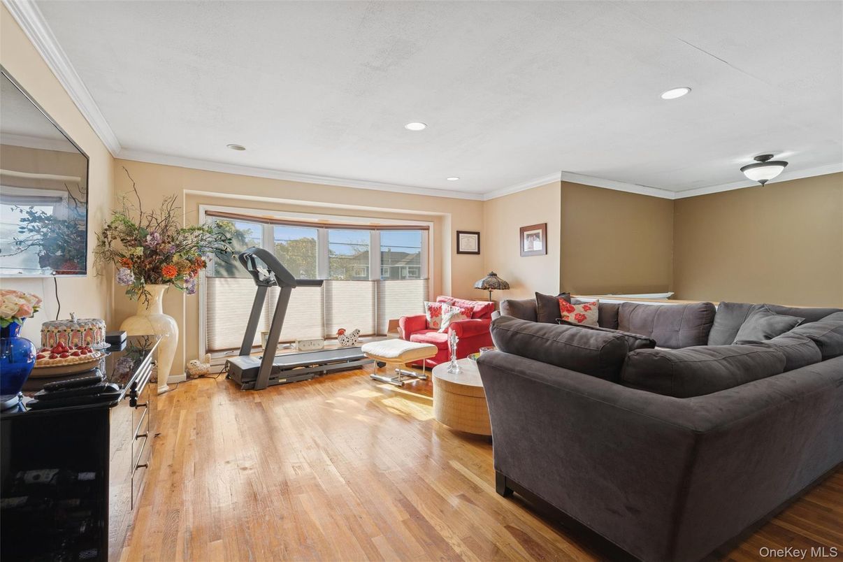 Fitness Equipment, Interior, Living room, Recessed Lighting, Wood Texture Flooring