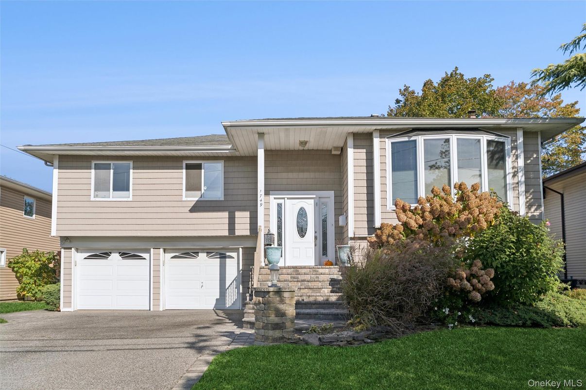 Attached, Exterior, Facade, Raised Ranch