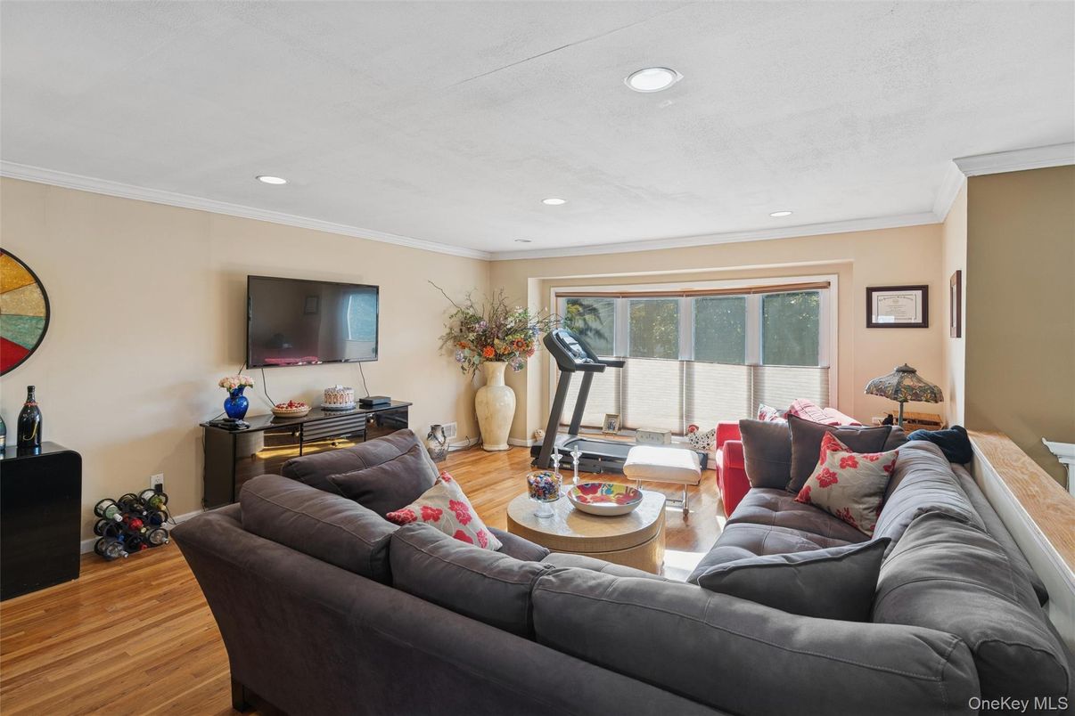 Fitness Equipment, Interior, Living room, Recessed Lighting, Wood Texture Flooring